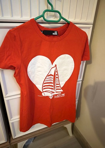 Love Moschino Kirmizi Kalp Ve Yelkenli Baskili Kisa Kollu Tisort