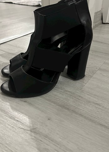 Siyah Tokalı Blok Topuklu Gotik Kadın Ayakkabı - Görsel 3
