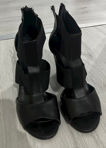 Siyah Tokalı Blok Topuklu Gotik Kadın Ayakkabı - Görsel 2