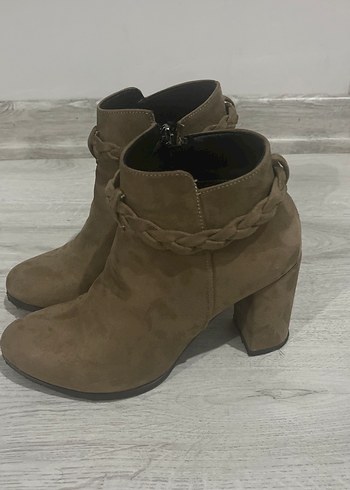 Bej Süet Kadın Topuklu Botlar - Görsel 2