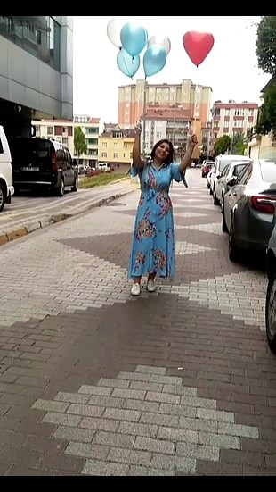 mavi çiçekli elbise