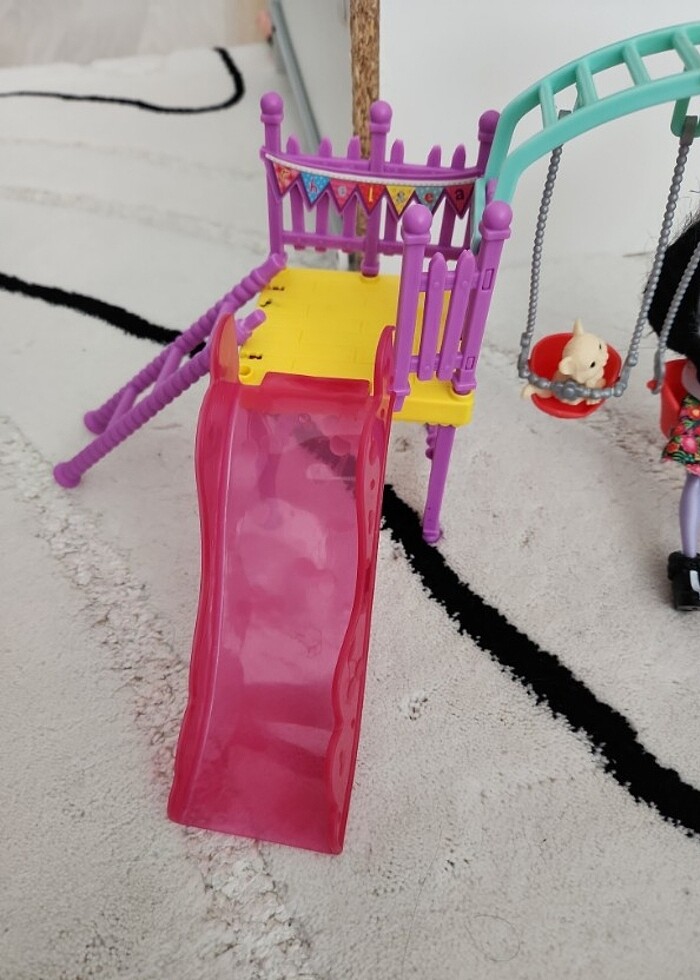 Barbie bebek parkta - Görsel 2