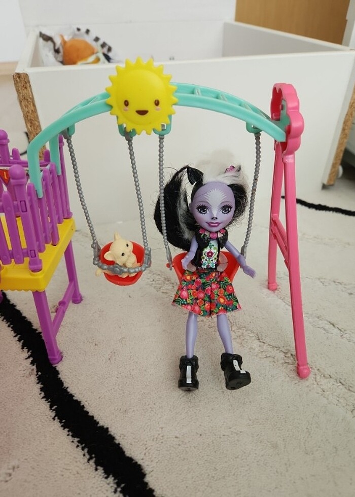 Barbie bebek parkta - Görsel 3