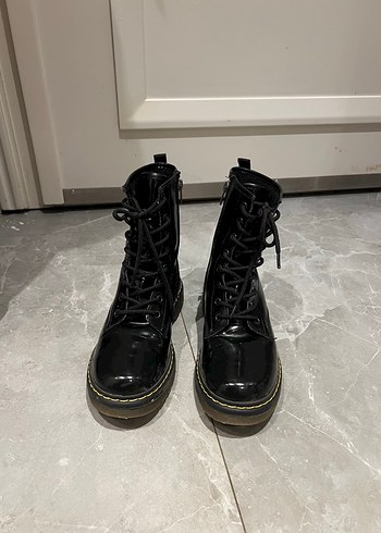 inci Marka Dr Martens Tarzi Parlak Siyah Bagcikli Bilek Bot