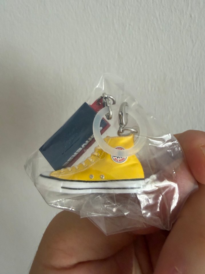 Bandai Sarı Converse mini figür — görsel 3/7