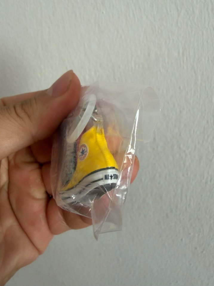 Bandai Sarı Converse mini figür — görsel 5/7