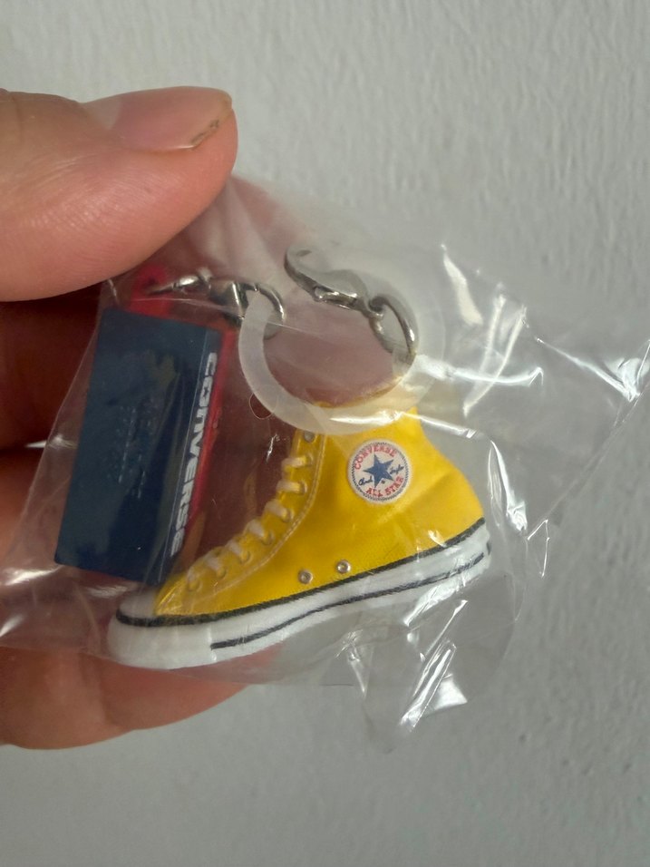 Bandai Sarı Converse mini figür — görsel 4/7