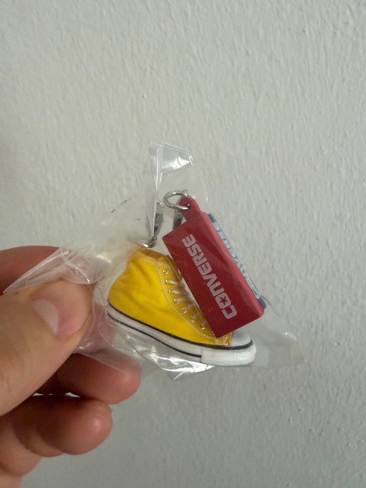 Bandai Sarı Converse mini figür — görsel 2/7