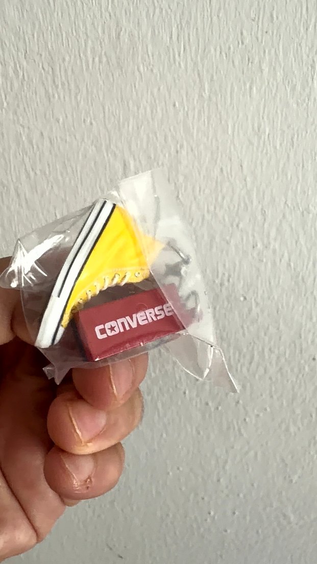 Bandai Sarı Converse mini figür — görsel 7/7