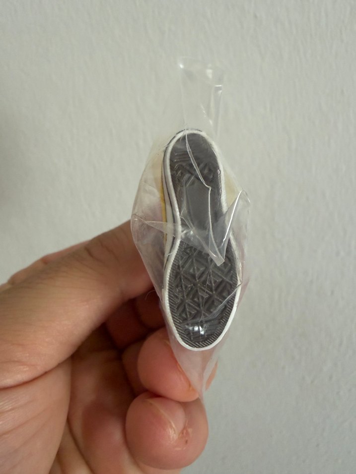 Bandai Sarı Converse mini figür — görsel 6/7