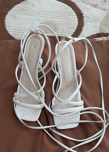 39 Beden İnce topuklu bilekten bağlamalı beyaz ayakkabı 