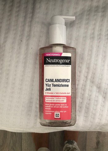 Neutrogena Canlandırıcı Yüz Temizleme Jeli 200 ml