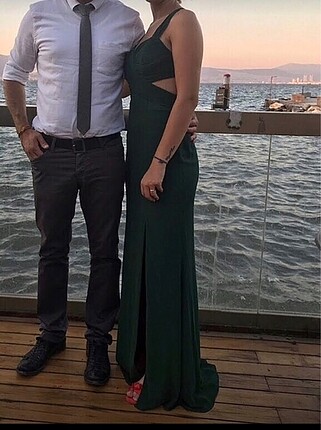 Sırt dekolteli dar kesim şık gece elbisesi