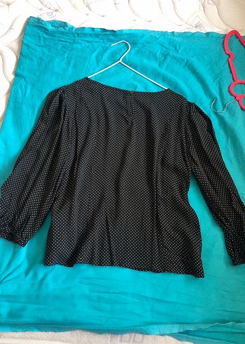 Uzun kollu altı pileli haki renk puantiyeli bluz - Görsel 6