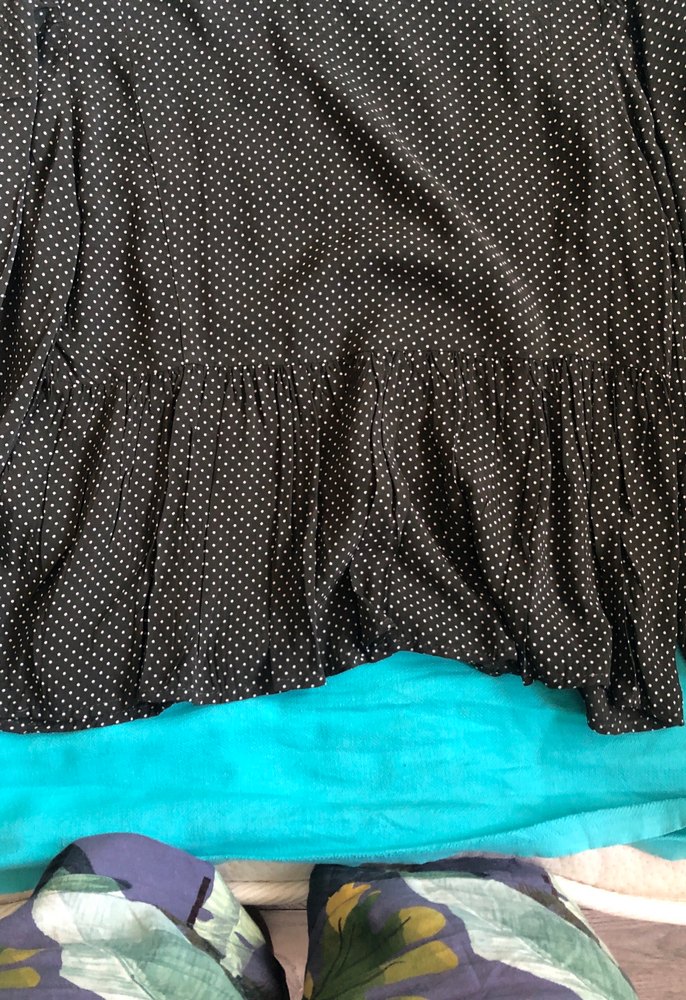 Uzun kollu altı pileli haki renk puantiyeli bluz - Görsel 3