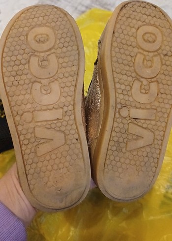 Kız Çocuk Parlak Altın Tokalı Yılan Desenli Bot - Görsel 3