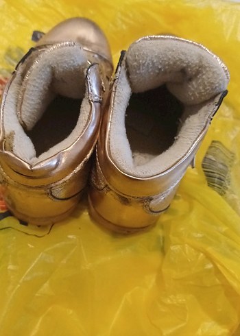 Kız Çocuk Parlak Altın Tokalı Yılan Desenli Bot - Görsel 2