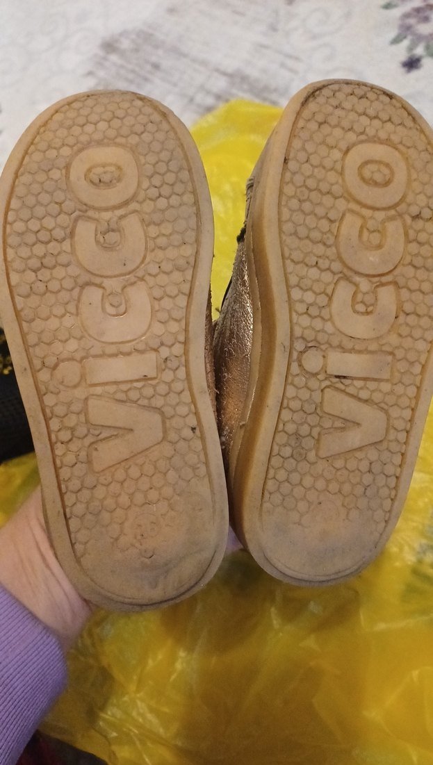 Kız Çocuk Parlak Altın Tokalı Yılan Desenli Bot - Görsel 3