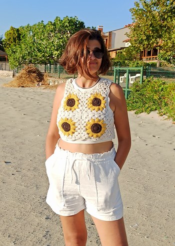 Ayçiçek Motifli Ekru Örgü Crop Top