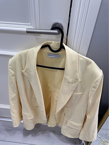 Bershka Bershka butter yellow blazer ceket arkası kesikli