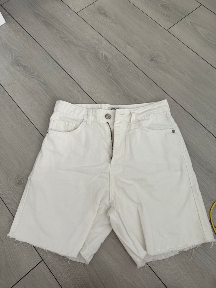 Beyaz Mini Denim Bermuda Şort - Görsel 4