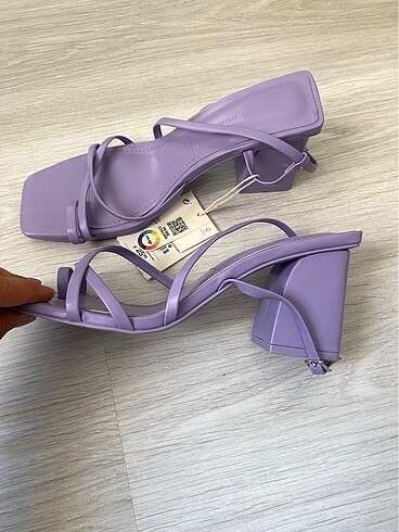 37 Beden mor Renk Pull and bear sandalet