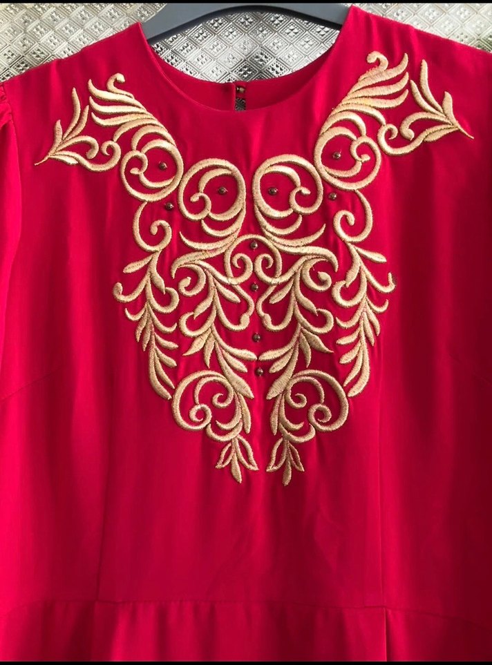 Nakışlı ve Payetli Kırmızı V Yaka Abiye Elbise - Görsel 4