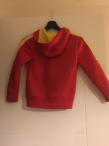 6 Yaş Beden kırmızı Renk Göztepe Sweatshirt Hiç Giyilmedi .