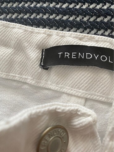 40 Beden beyaz Renk Trendyolmilla beyaz mom jeans