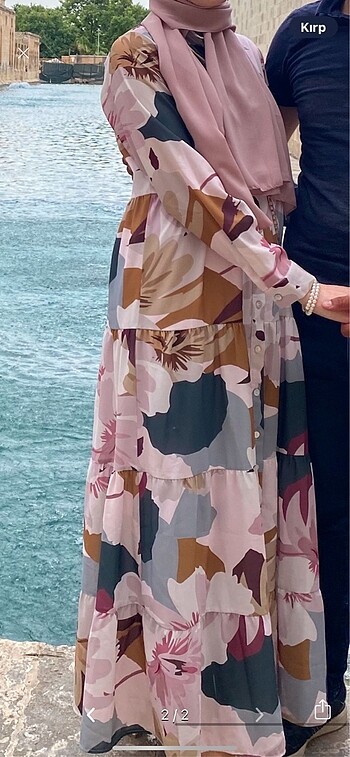 Şeyma Coşkun çiçekli tesettür elbise