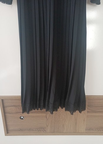 V Yaka Siyah Yarım Kollu Piliseli Elbise - Görsel 7