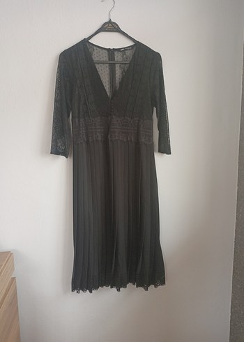 V Yaka Siyah Yarım Kollu Piliseli Elbise - Görsel 3