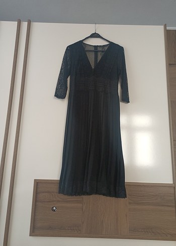 V Yaka Siyah Yarım Kollu Piliseli Elbise - Görsel 2