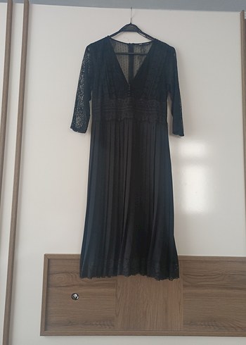 V Yaka Siyah Yarım Kollu Piliseli Elbise - Görsel 6