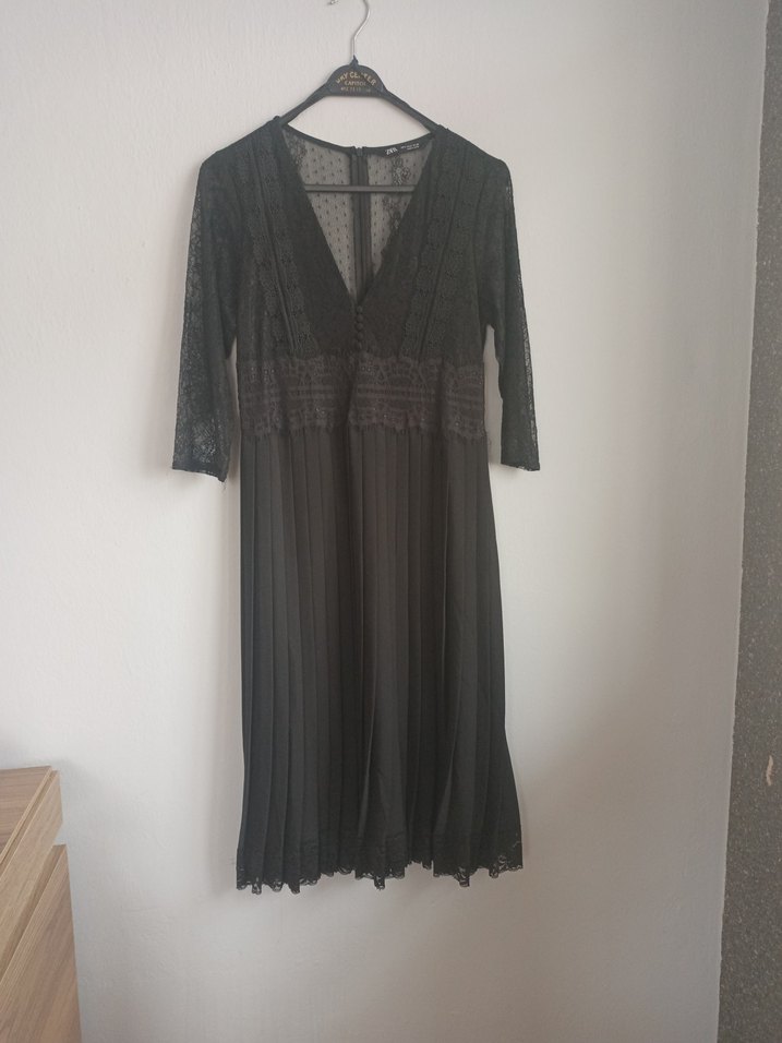 V Yaka Siyah Yarım Kollu Piliseli Elbise - Görsel 3