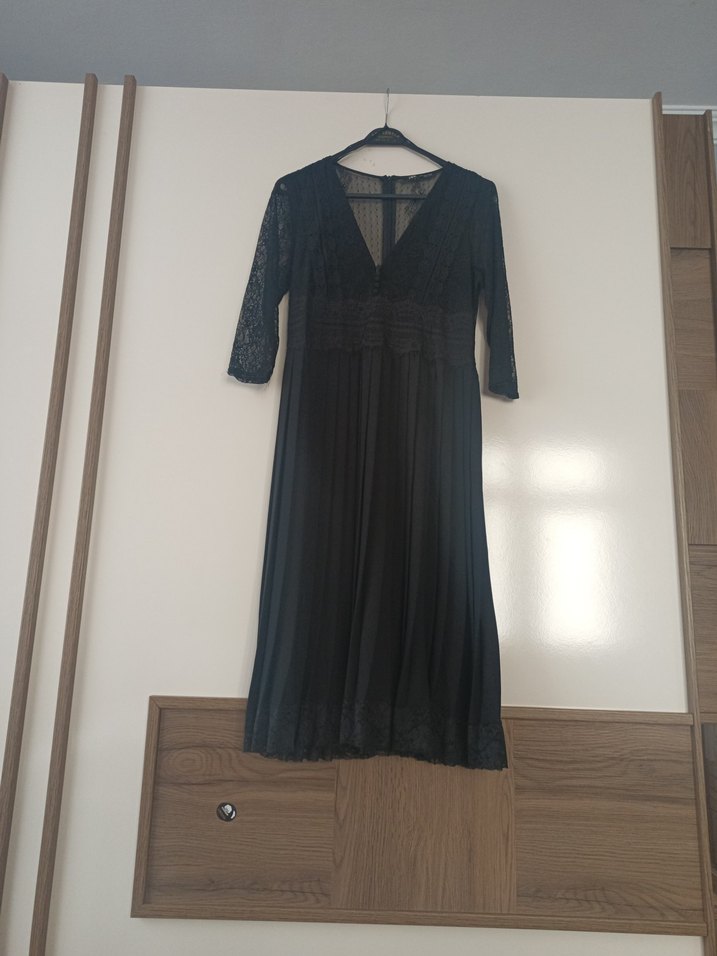 V Yaka Siyah Yarım Kollu Piliseli Elbise - Görsel 2