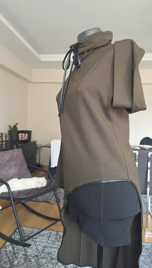 Asimetrik Bağcıklı Taupe Tunik — görsel 2/9