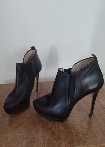 Siyah Deri Stiletto Topuklu Kadın Bot
