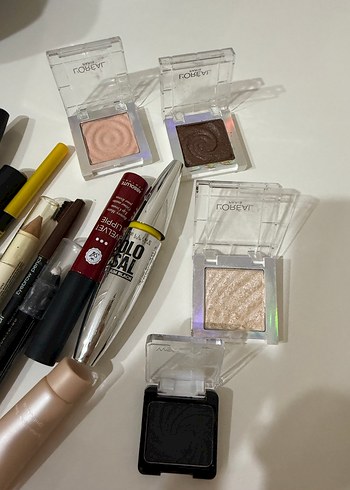 Maybelline Çeşitli Renklerde Makyaj Ürünleri Seti