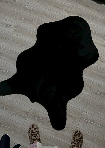 Siyah Gotik Tarzda Peluş Halı - Görsel 2
