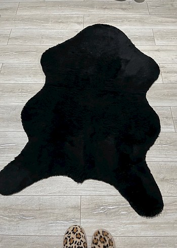 Siyah Gotik Tarzda Peluş Halı - Görsel 3