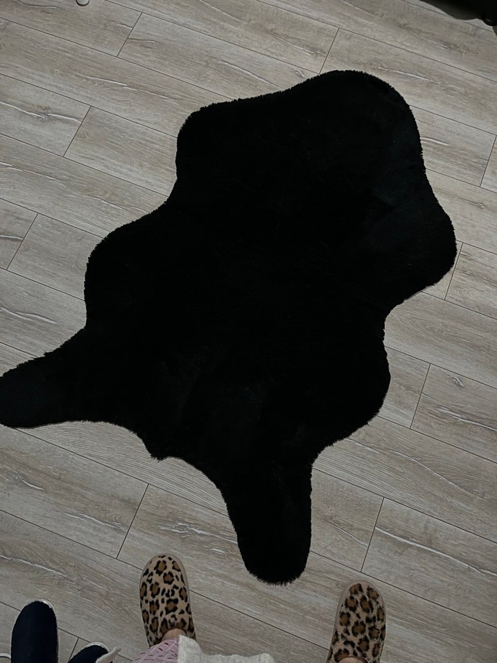 Siyah Gotik Tarzda Peluş Halı - Görsel 2