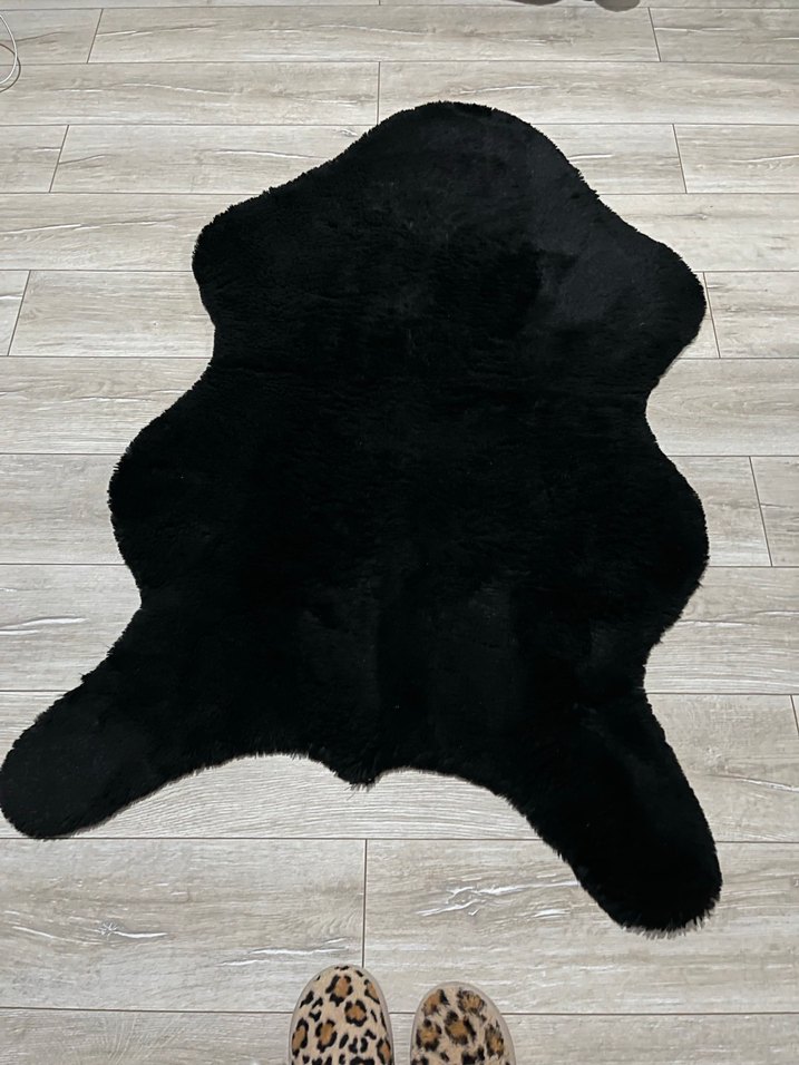 Siyah Gotik Tarzda Peluş Halı - Görsel 3