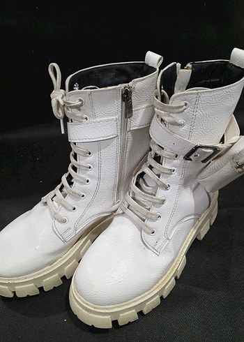 Prada Sehir Stiline Uygun Beyaz Bagcikli Bot