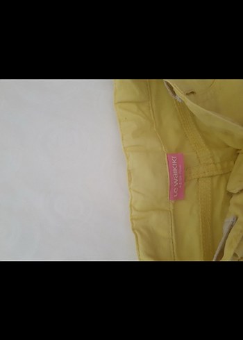 Sarı Nakışlı Düğmeli Kız Şortu - Görsel 3