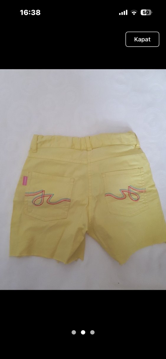 Sarı Nakışlı Düğmeli Kız Şortu - Görsel 2