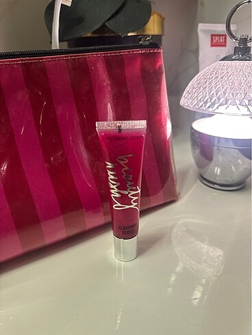 Beden Victoria secret makyaj çantası ve lipgloss