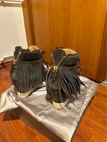 Giuseppe Zanotti Zanotti kadın bot
