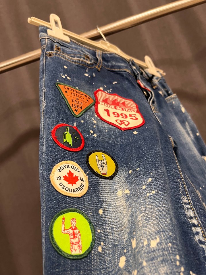 Renkli Yama Detaylı Dar Kesim Denim Jean — görsel 3/5