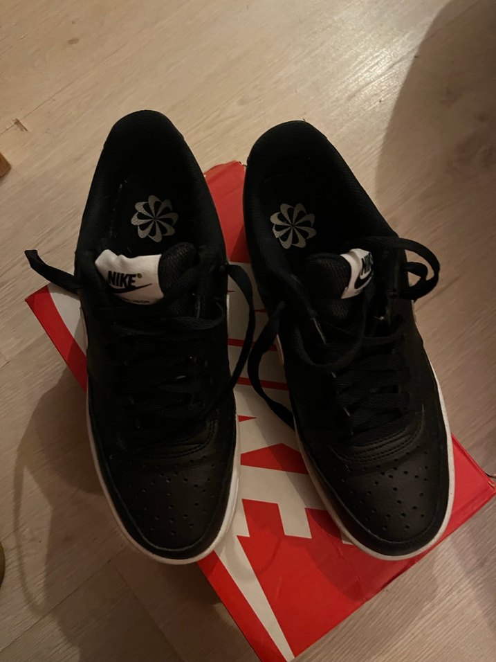 Siyah Beyaz Nike Kadın Spor Ayakkabı - Görsel 3